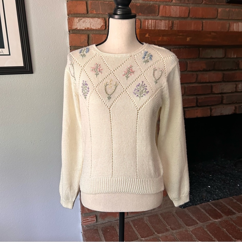 VTG Alicia Petite Embroidered Floral Sweater in Cream Sz S PETITE
